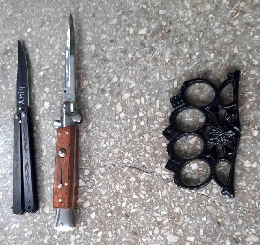 Elev cu un cuțit, ridicat de jandarmi din curtea Liceului Tehnologic Dacia din Pitești. Acum trei zile a fost prinsă o fată