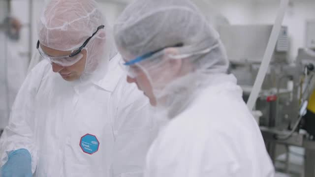 Johnson&Johnson suspendă testele clinice cu vaccinul anti Covid. Un participant s-a îmbolnăvit