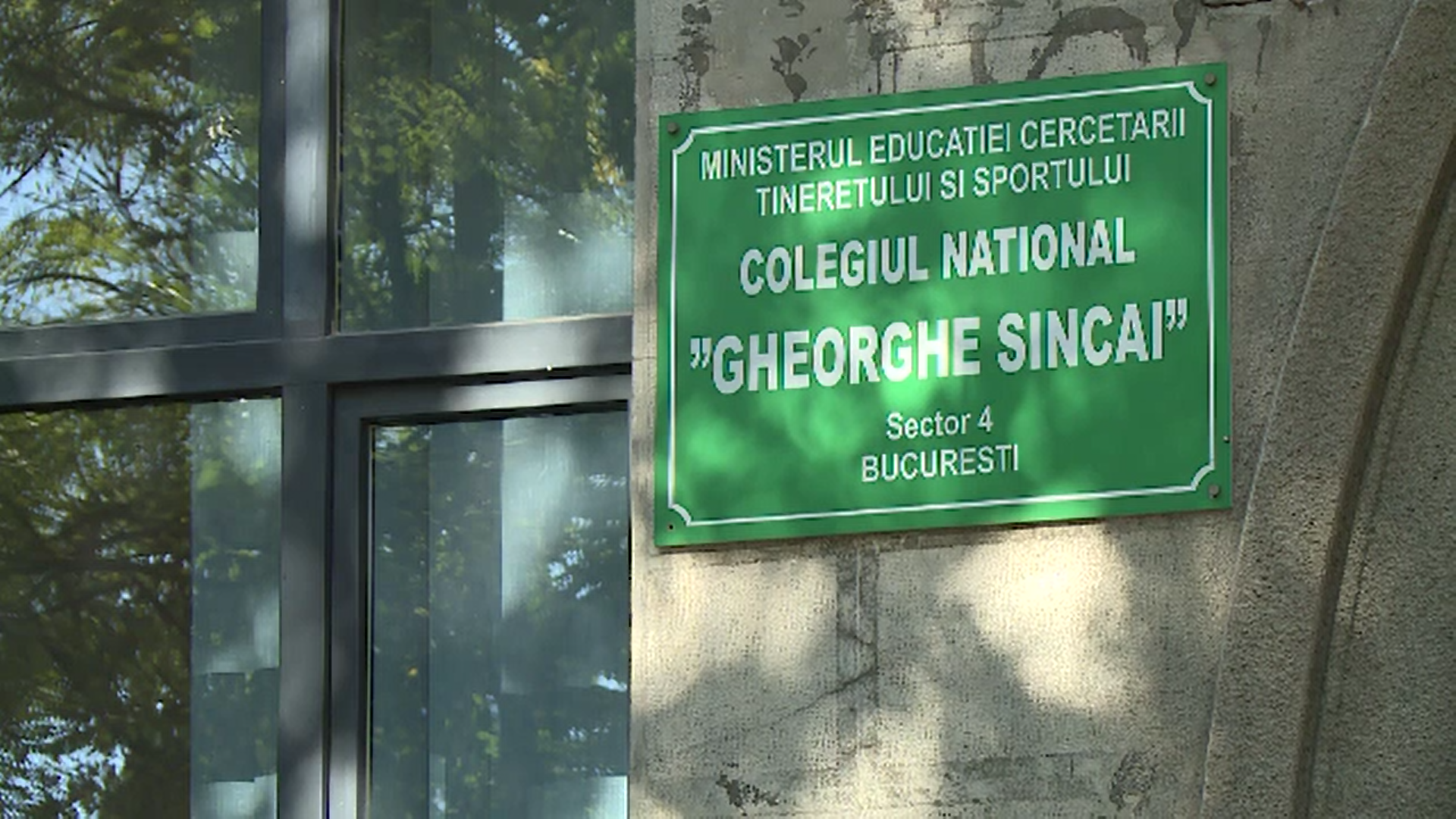 Colegiul Şincai, denunțat la Parchet pentru că ar fi amânat cu o zi raportarea unui elev cu Covid-19