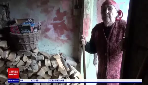 O femeie a fost prădată de borcanul în care avea ascunși banii. Hoțul era un vecin care îi tăia lemnele