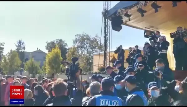 Îmbulzeală la Hramul Sfintei Parascheva. Credincioși din afara Iașiului au forțat cordonul de jandarmi