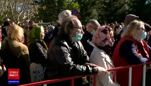Tensiune și măsuri încălcate la pelerinajul de Sf. Parascheva. Racla va fi ținută afară mai multe zile