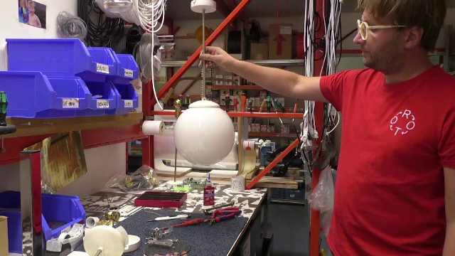 Materialele de construcție aruncate pot deveni opere de artă. Cât costă o ușă creată de un designer celebru