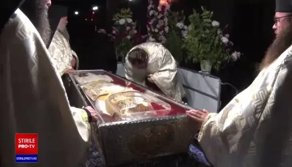 Nemulțumiri după ce racla Sf. Parascheva a fost mutată din nou în Catedrala din Iași: „Vor să ne distrugă credința”