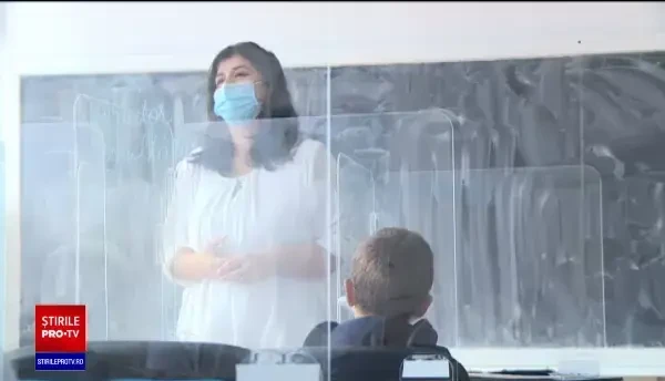 În vreme ce tot mai multe școli intră în scenariul roșu, tabletele promise elevilor stau sigilate în depozite