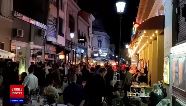 Petreceri cu o mulțime de tineri în Centrul Vechi al Capitalei, în plină pandemie de coronavirus