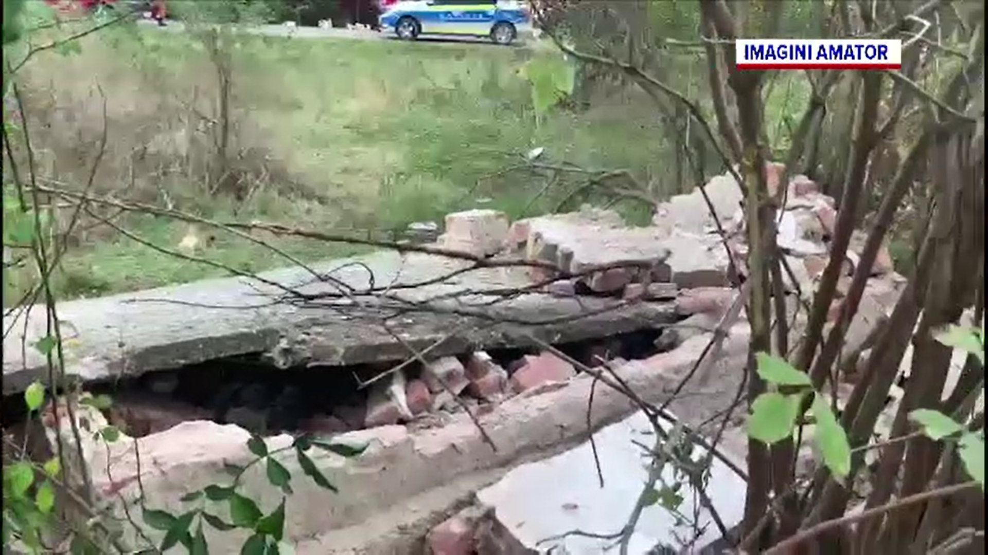 Copil de 9 ani, la un pas de moarte după ce o placă de beton a căzut peste el