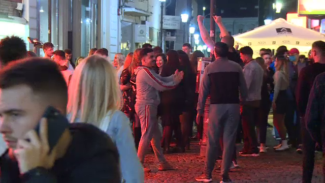 Petrecere în Centrul Vechi din Capitală. Zeci de oameni au dansat unul lângă altul
