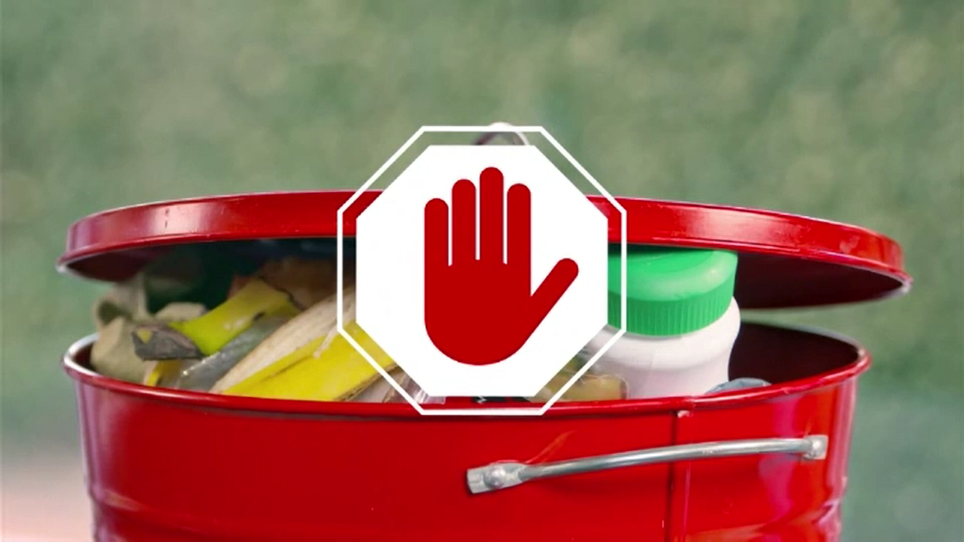 Românii aruncă la gunoi peste 22% din mâncarea cumpărată. Mulți spun că nu le pasă