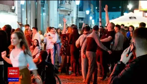 Petrecere în Centrul Vechi din Capitală. Zeci de oameni au dansat unul lângă altul