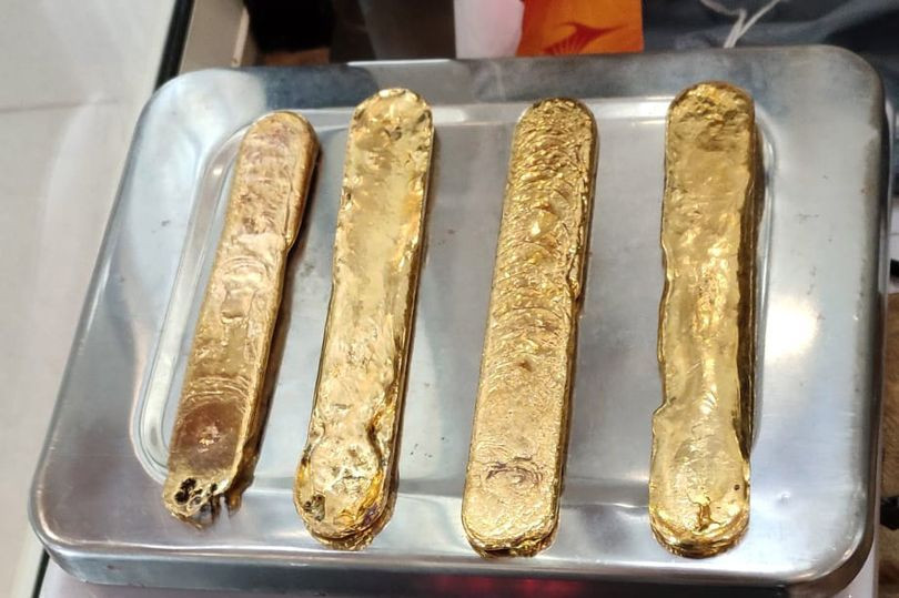 Un bărbat a ascuns 1 kg de aur în interiorul său pentru a evita taxele din aeroport