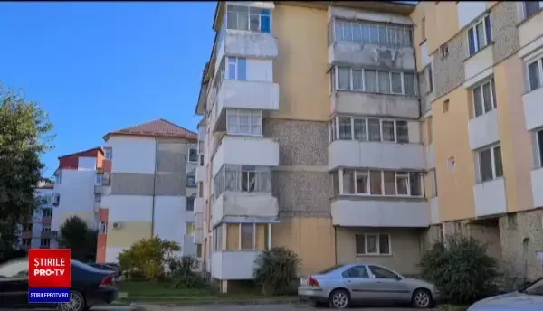 Un bărbat de 31 de ani a murit, după ce a căzut de la etajul 4 al apartamentului său. Reacția familiei