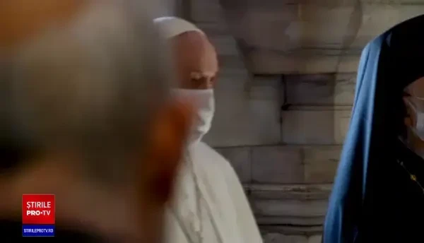 Papa Francisc a purtat pentru prima dată mască la o slujbă. Motivul pentru care și-a scos-o la un moment dat