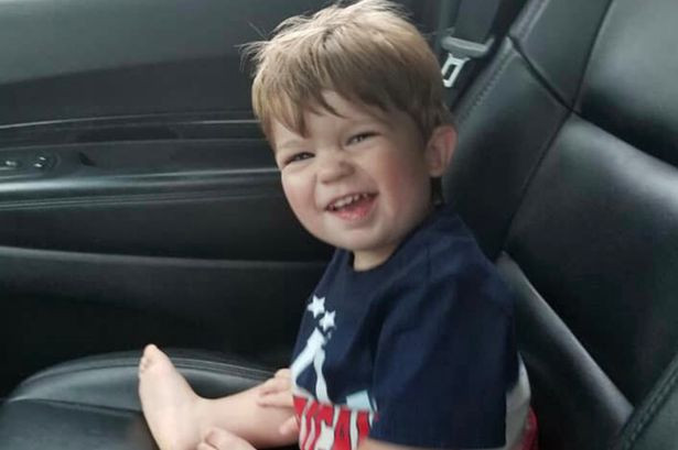 Un copil de 2 ani a murit după ce mama sa l-a abandonat în mașină ca să meargă la o petrecere