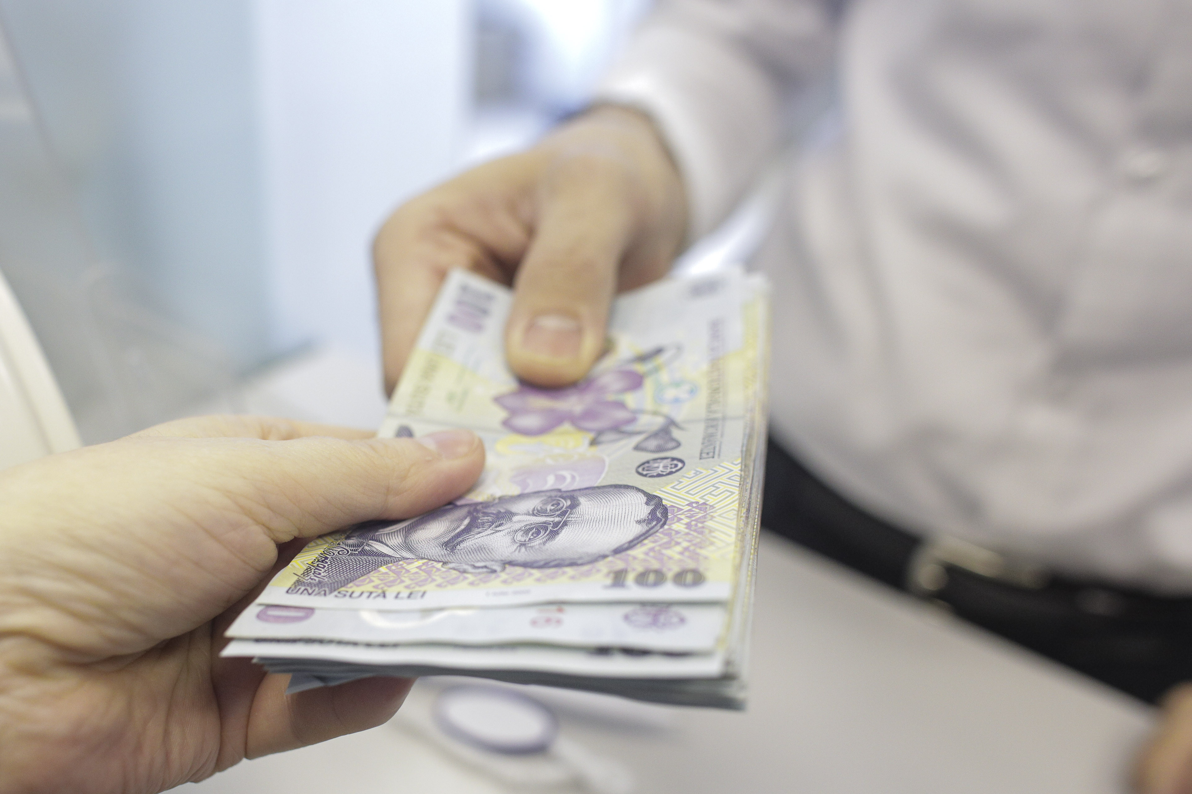 Sindicalişti: Guvernul vrea să îngheţe salariul minim pe economie la nivelul din 2020