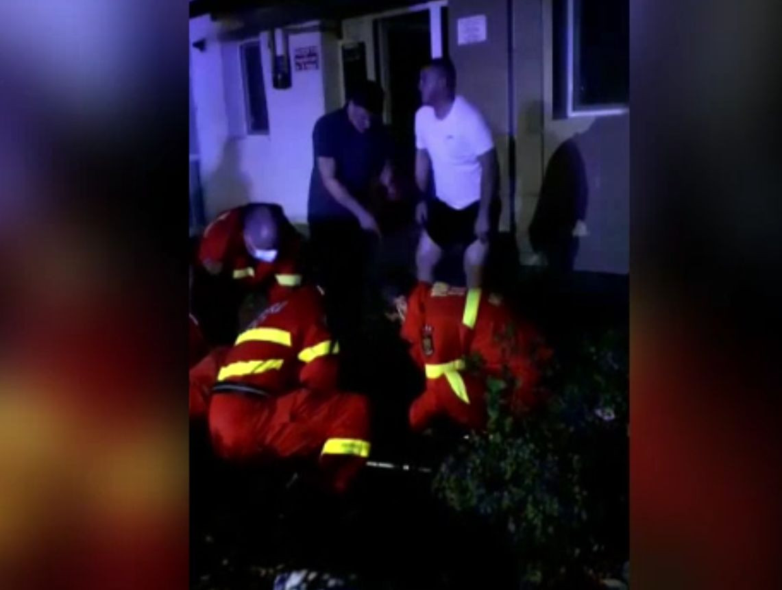 Un tânăr din Vaslui a căzut de la etaj încercând să recupereze cheile aruncate pe geam