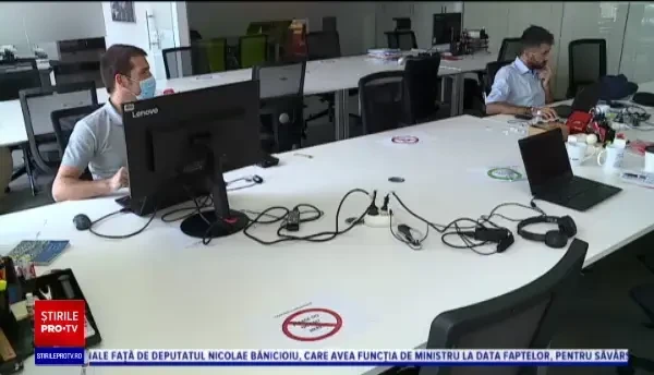 Tot mai mulți angajați revin la munca de acasă. Care sunt cele mai afectate sectoare