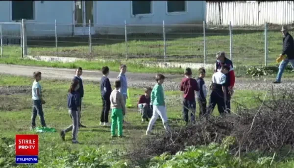 Un sfert dintre copiii din România nu au acces la educație online din cauza sărăciei. Temele, făcute la lanternă