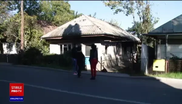 Tată și fiu bolnavi de schizofrenie, în pericol să rămână pe drumuri după ce le-a ars casa
