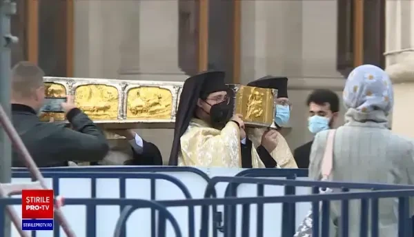 Prima zi de pelerinaj la Sfântul Dimitrie cel Nou. Ce au spus cei care nu purtau mască: ”Fumul nu e compatibil cu virusul”