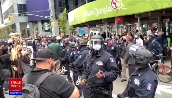 Înainte de alegerile prezidenţiale, Donald Trump promite că pandemia ”e aproape gata”.