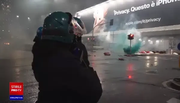 Proteste de amploare în Italia, după ce s-au impus noi restricții în contextul crizei sanitare. GALERIE FOTO