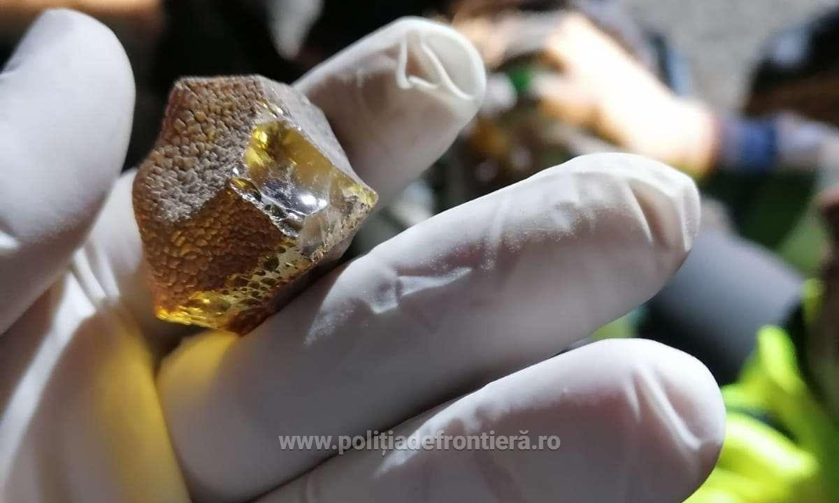 Un sfert de tonă de pietre semiprețioase, descoperite la granița cu Ucraina după o urmărire. Cât valorează