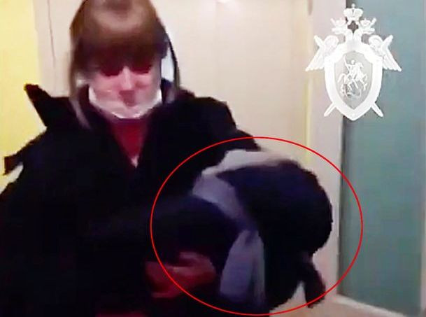 Și-a vândut copilul pentru 276 de euro. Cu banii le-a luat dulciuri celorlalți trei copii