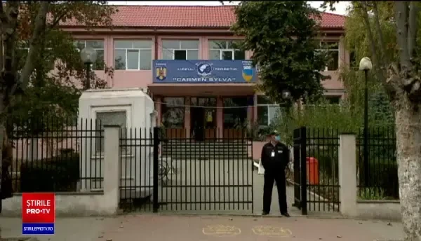 Orele online, boicotate de profesori, care refuză să predea la distanță. Ce penalizări riscă aceștia