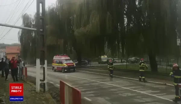 Un incendiu puternic a cuprins o școală din județul Alba. Câte persoane se aflau în instituție. FOTO