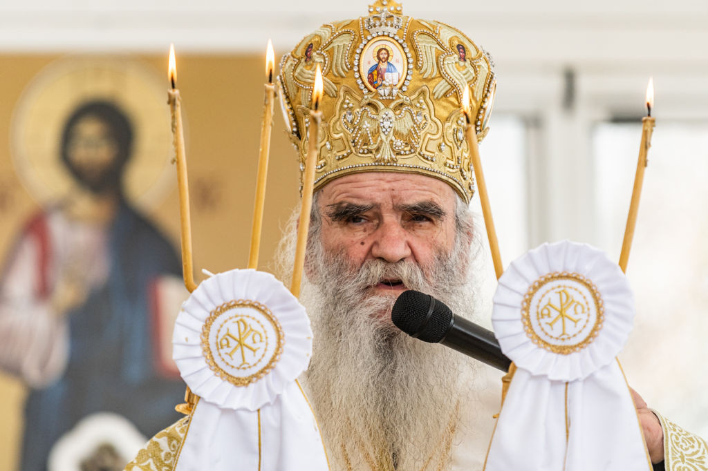 Mitropolitul Muntenegrului, care spunea că ”pelerinajul este vaccinul lui Dumnezeu”, a murit de Covid-19