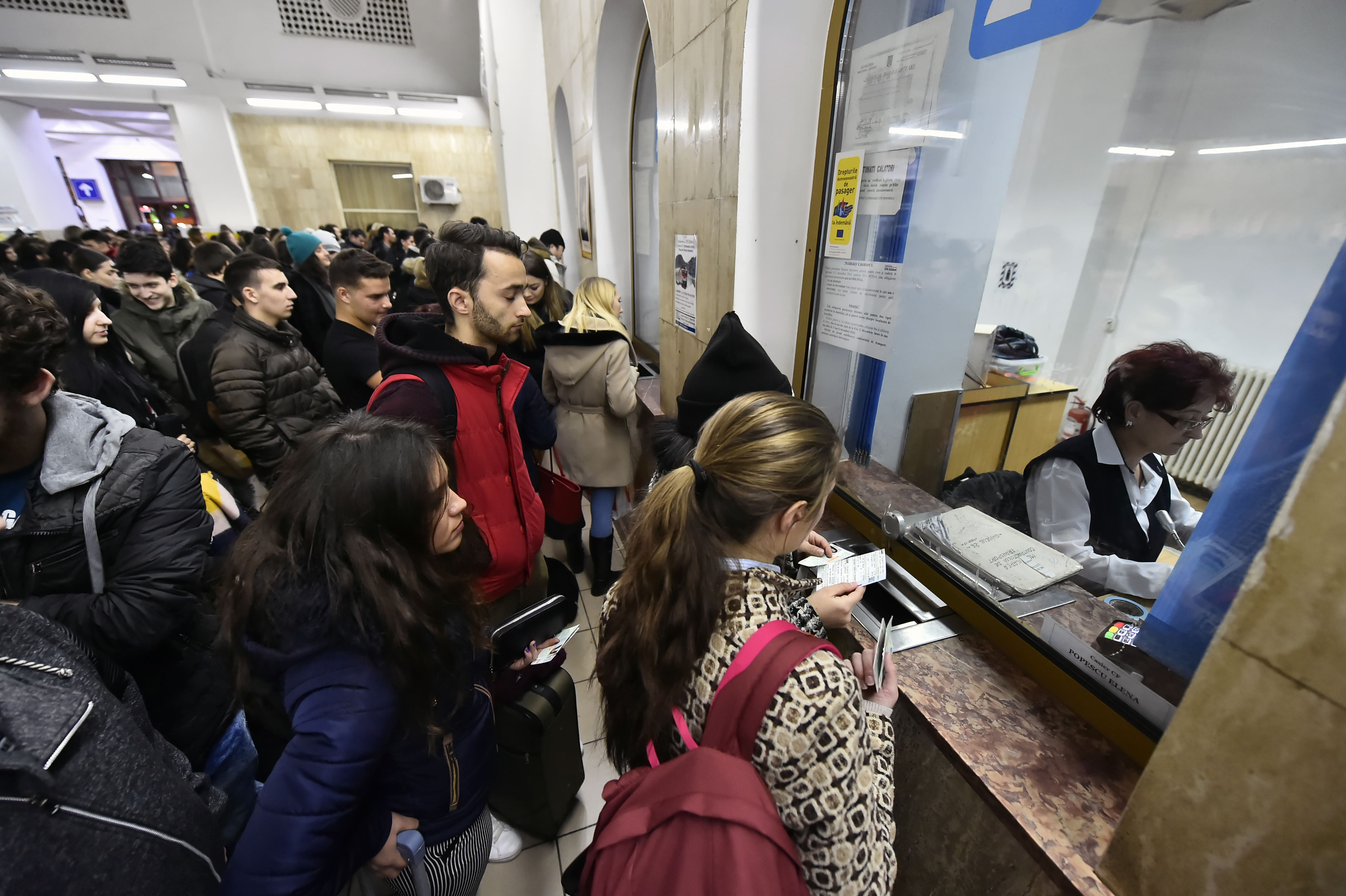 Transportul public devine gratuit și pentru elevii din școlile private. Iohannis a promulgat legea