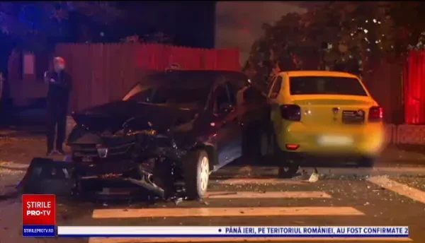 Două mașini s-au ciocnit violent în Capitală. Una dintre ele a fost proiectată în gardul unei case