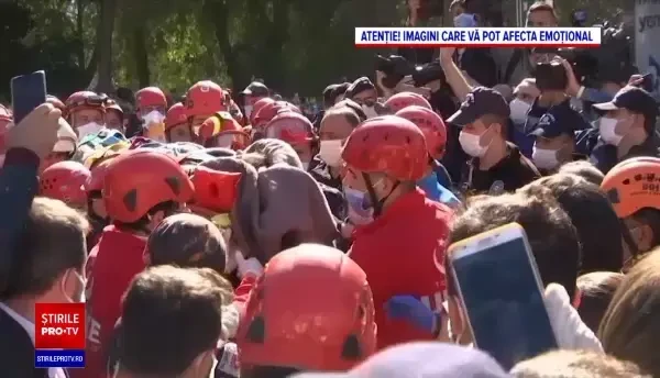 După aproape 30 de ore de la cutremur, echipele de salvare din Turcia caută supraviețuitori printre ruine