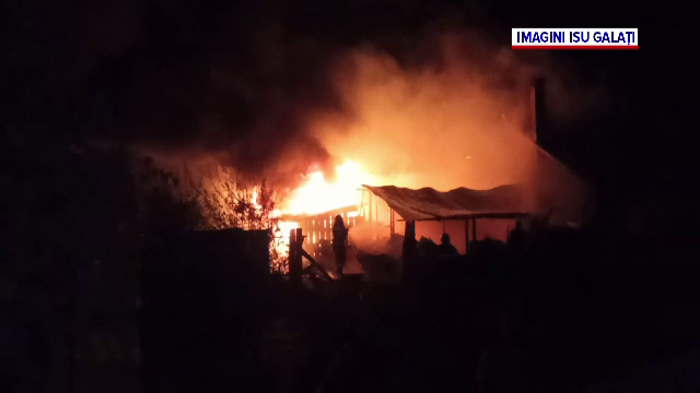Casă mistuită de flăcări, la Tecuci. Incendiul a pornit de la jarul căzut dintr-o centrală termică