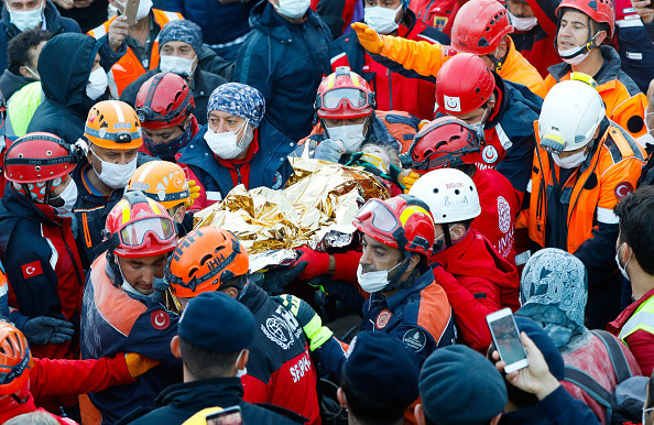 O fetiţă de trei ani a fost salvată la 65 de ore după seismul din Turcia. GALERIE FOTO
