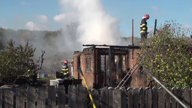 Casa unor bătrâni din Prahova, distrusă de foc în pragul iernii, de la un aparat de oxigen. ”Am rămas cu ce e pe noi”