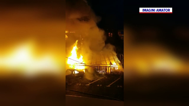 Incendiu uriaş în localitatea Brădet din judeţul Braşov. Focul s-a extins la un popas turistic