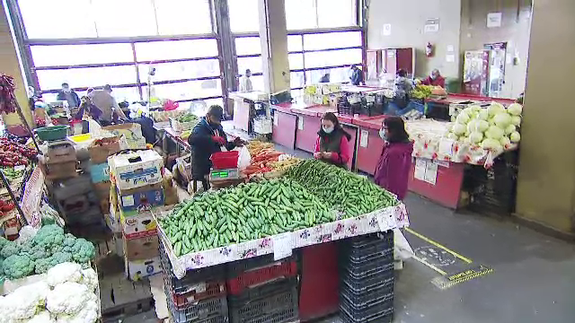 Închiderea piețelor, lovitură grea pentru micii fermieri. "Ce viaţă e asta, să ne mutăm toţi pe Internet?"