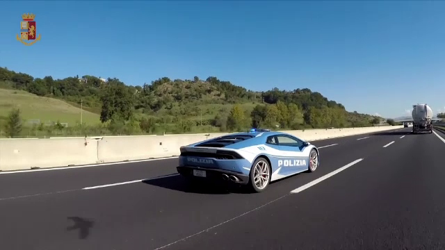 Ce a transportat poliţia italiană cu un Lamborghini Huracan. "Am salvat o viaţă"