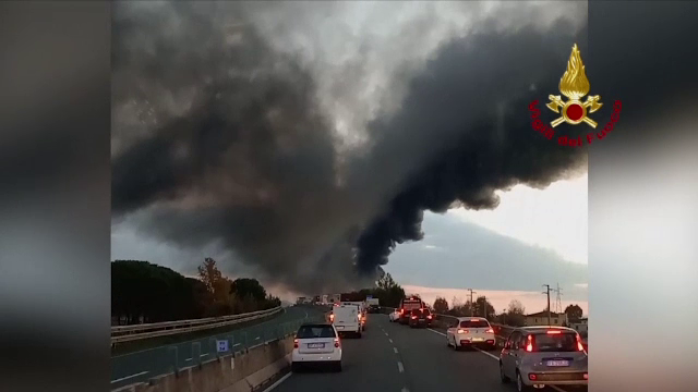 O cisternă a luat foc pe o autostradă din Italia. Cum a reușit să se salveze șoferul în ultima clipă