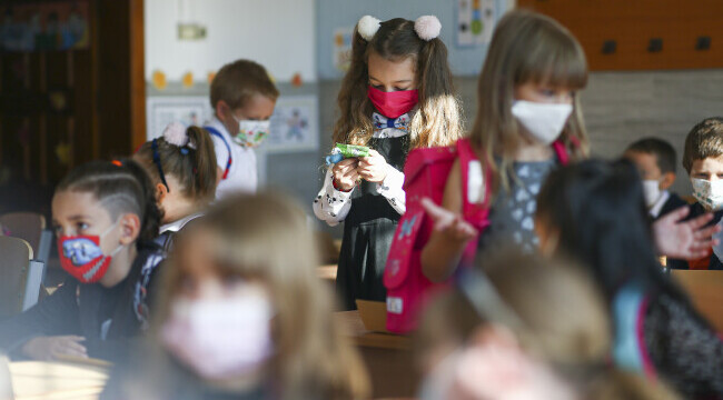 EXCLUSIV: Cine este primul cadru didactic din Romania care a fost dat afara, dupa ce a refuzat sa predea online