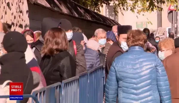 Creștinii, în pelerinaj la Sfântul Nectarie pentru praznicul Sfinților Mihail și Gavril: „Să fie pace, să treacă Covidul”