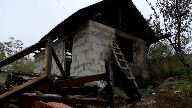 Casa unei mame cu 4 copii din Iași, incendiată de partenerul femeii. „Banii munciţi s-au dus într-o oră”