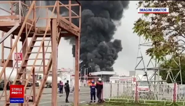 O cisternă încărcată cu motorină a luat foc, la rampa unei rafinării din Ploieşti