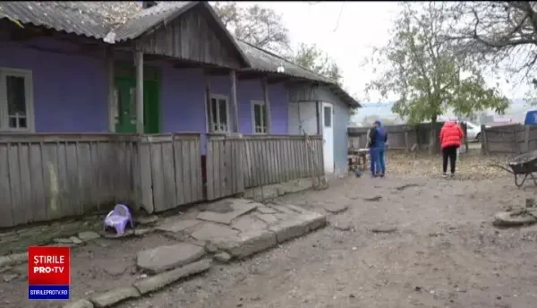 Trei copii din judeţul Botoşani învață la lumânare. Casa în care locuiesc nu este racordată la electricitate