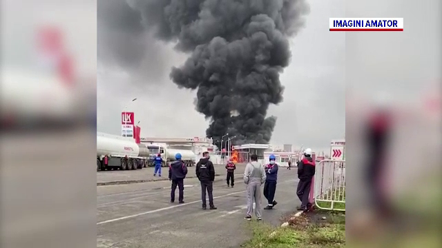 Incendiu într-o rafinărie din Ploiești. În apropiere se aflau mai multe rezervoare cu combustibil