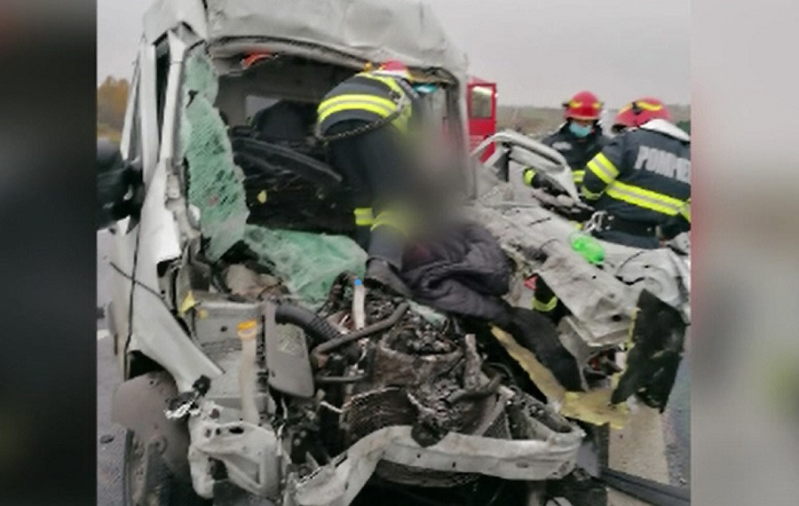 Impact violent pe A1: șofer rămas încarcerat după ce a intrat cu autoutilitara într-un camion