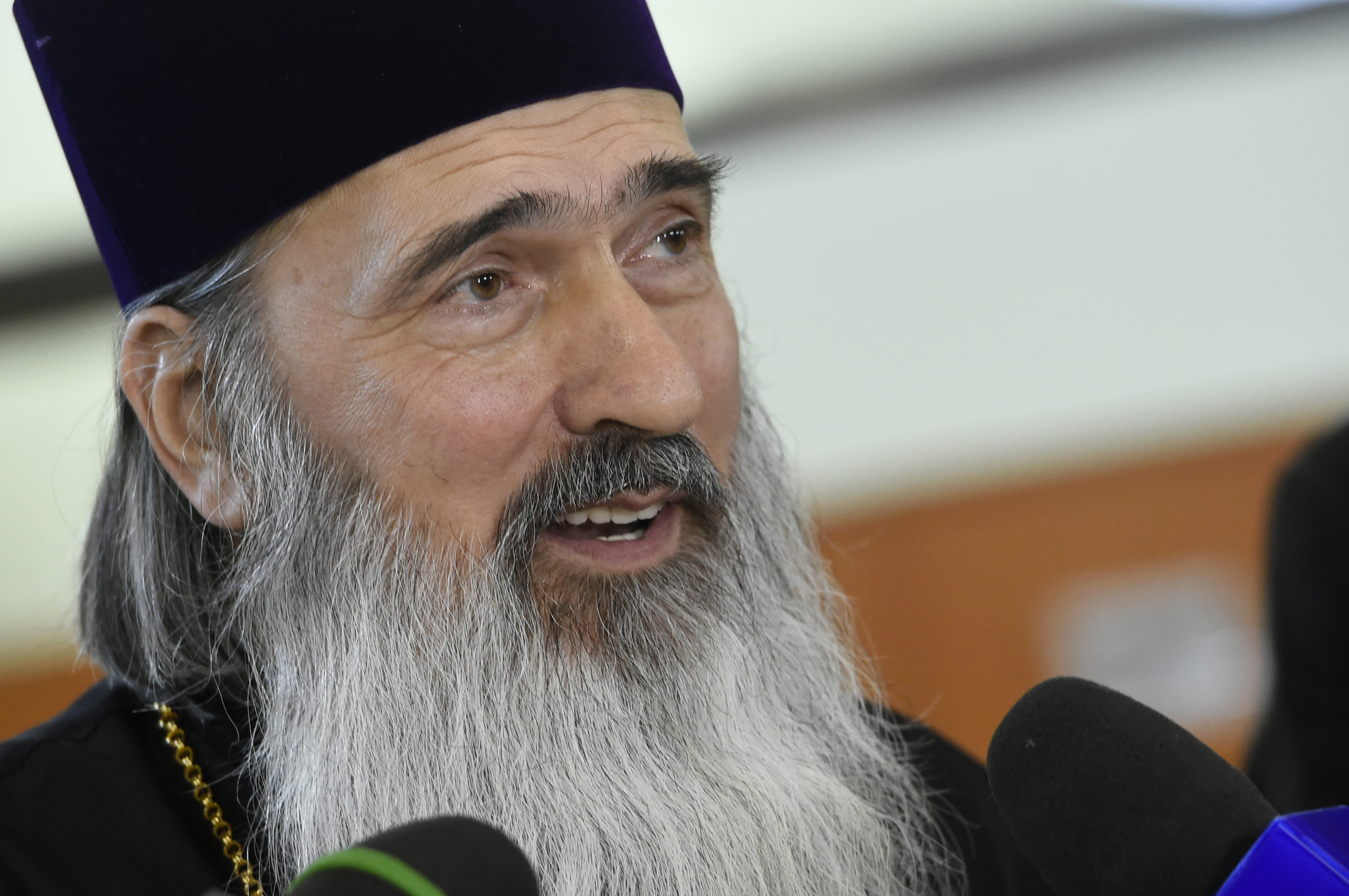 Noi declarații controversate ale Arhiepiscopului Tomisului. „O femeie căsătorită nu trebuie să umble cu capul descoperit”