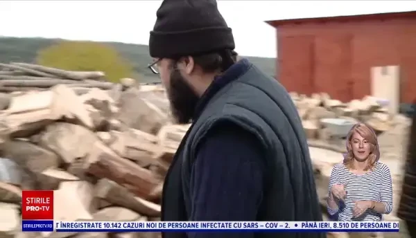 Preotul Dan Damaschin a împărțit lemne de foc pentru familiile nevoiaşe cu mulți copii din Iași